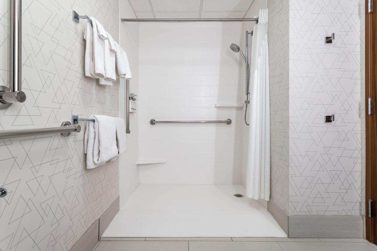 Holiday Inn Express Hotel & Suites-St. Paul By Ihg Vadnais Heights Exteriör bild